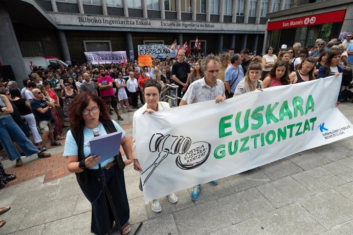 Asistentes a la concentración de Bilbao en respuesta a la convocatoria de Kontseilua en las capitales vascas en favor del euskera