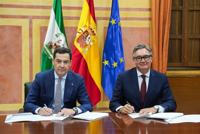 El presidente en funciones de la Junta, Juanma Moreno, firma con el portavoz de Vox Andalucía, Manuel Gavira, el acuerdo de gobierno entre ambas formaciones.