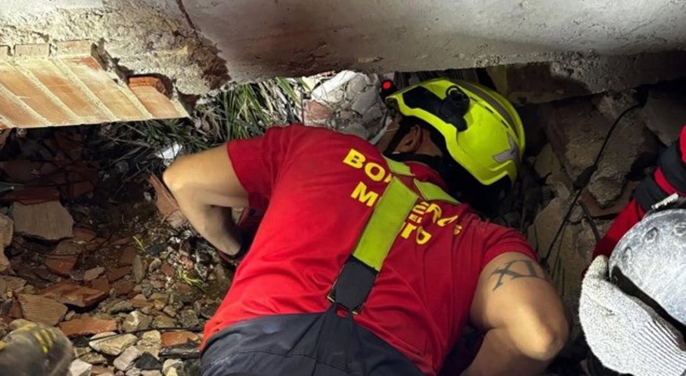 Un efectivo del equipo de Bomberos Para el Mundo durante las labores de búsqueda y rescate en Venezuela.