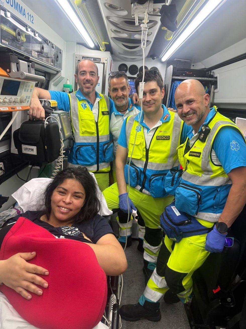 El personal de Summa112 ha atendido este jueves a una mujer de 30 años que ha dado a luz en su domicilio de la calle Aljarafe de Puente de Vallecas.