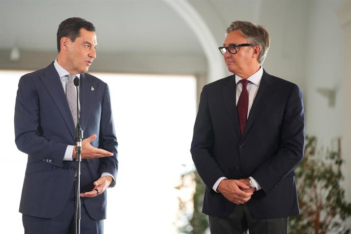 El presidente en funciones de la Junta y candidato del PP-A a la reelección, Juanma Moreno (i), junto al portavoz parlamentario Vox en Andalucía, Manuel Gavira (d), atiende a los medios tras suscribir el 'Acuerdo de Gobierno y Estabilidad para Andalucía’