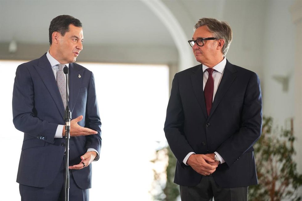 El presidente en funciones de la Junta y candidato del PP-A a la reelección, Juanma Moreno (i), junto al portavoz parlamentario Vox en Andalucía, Manuel Gavira (d), atiende a los medios tras suscribir el 'Acuerdo de Gobierno y Estabilidad para Andalucía’