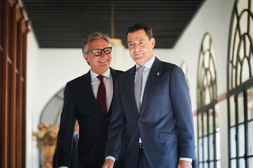 El presidente en funciones de la Junta y candidato del PP-A a la reelección, Juanma Moreno (d), junto al portavoz del grupo parlamentario Vox en Andalucía, Manuel Gavira (i), suscriben el 'Acuerdo de Gobierno y Estabilidad para Andalucía’. A 2 de julio de