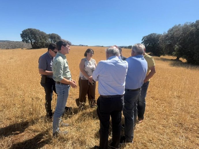 La consejera de Agricultura, Ganadería y Alimentación, Arancha Simón, durante la visita a campos de cultivo afectados por las tormentas del pasado 20 de junio en la zona de Nuévalos.
