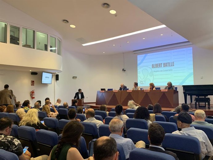 Batlle parla durant l'I Fòrum de l'Observatori Rambla.