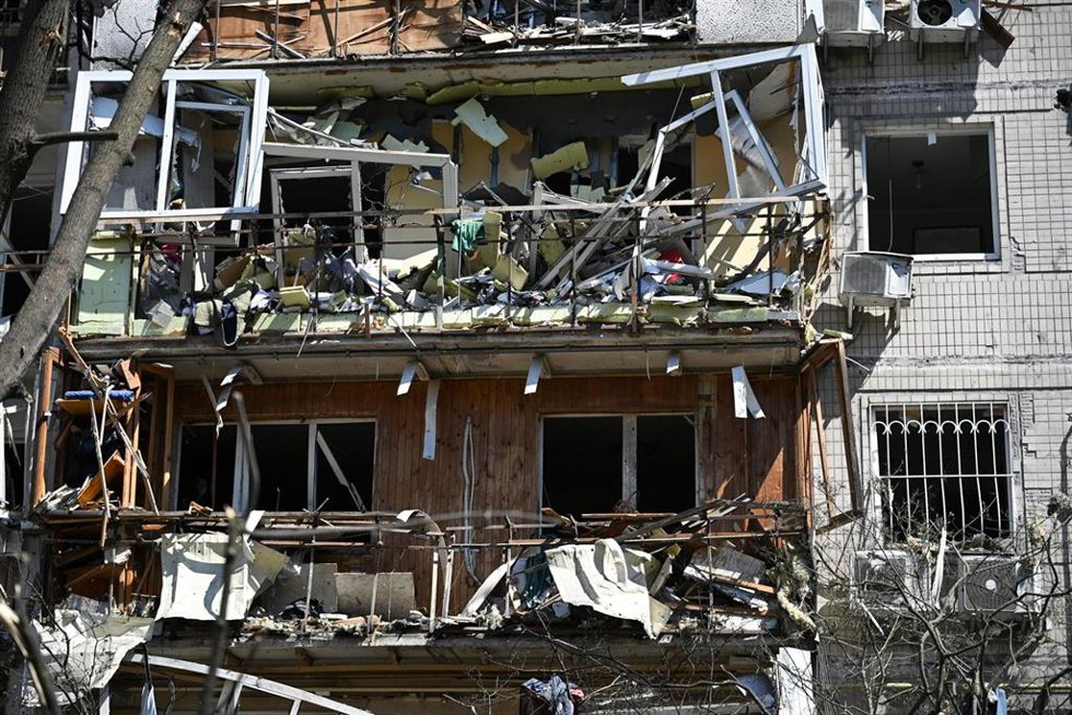 Un bloque de viviendas en Kiev, Ucrania, gravemente dañado por los ataques de Rusia 