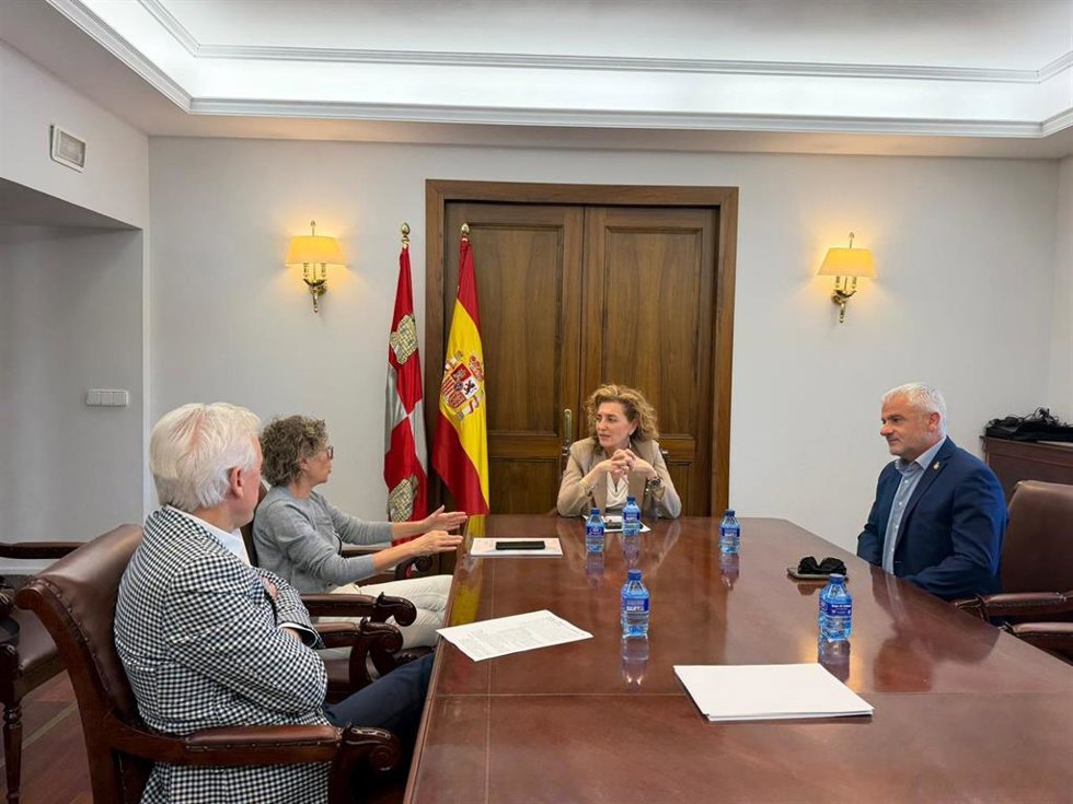La consejera de Educación de la Junta, María Pardo, mantiene una reunión con representantes del programa 'Testimonios de Víctimas del Terrorismo en las aulas'