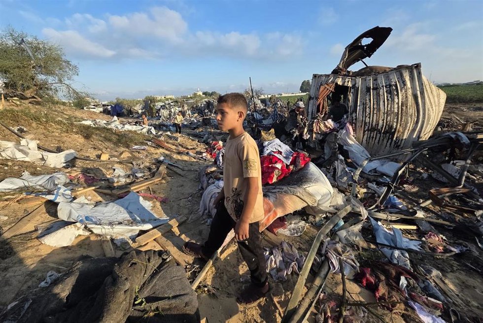 Un niño observa los daños tras un ataque de Israel contra las tiendas de campaña en Mauasi, en el sur de la Franja de Gaza
