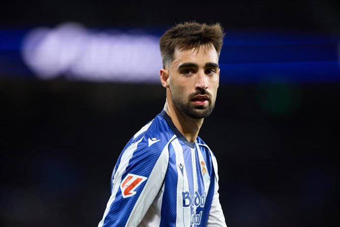 Archivo - El centrocampista Brais Méndez durante un partido con la Real Sociedad