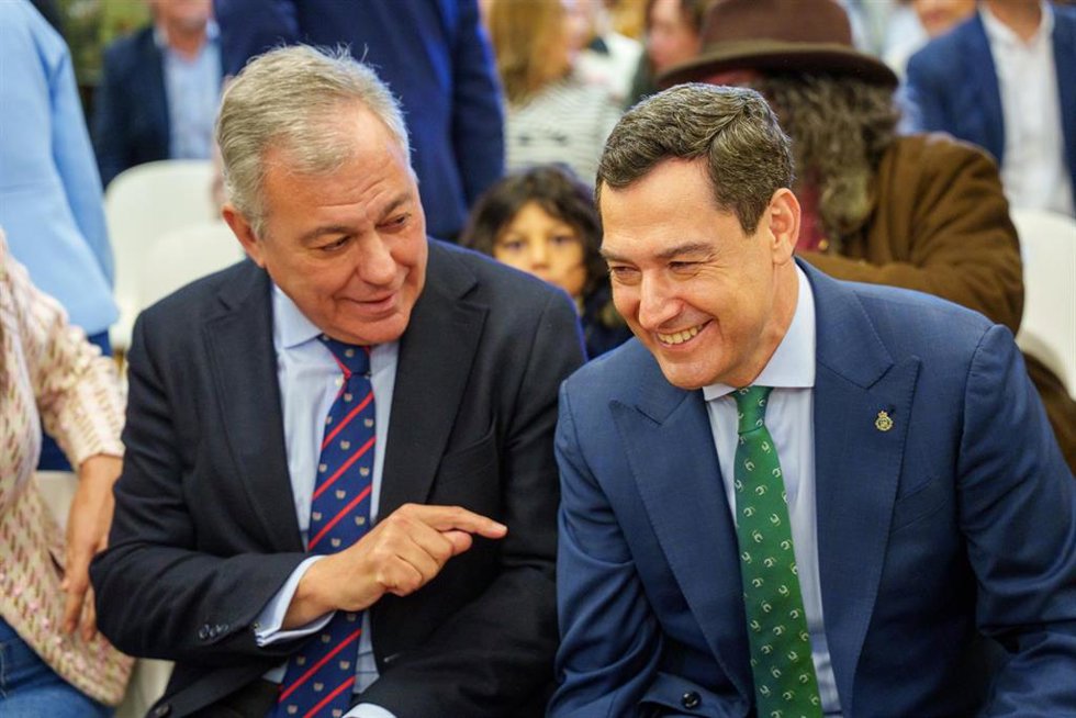Archivo - El presidente de la Junta de Andalucía, Juanma Moreno (d), junto al alcalde de Sevilla José Luis Sanz (i) asiste al acto conmemorativo del Día Internacional del Pueblo Gitano en una imagen de archivo