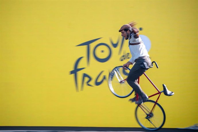Un ciclista durante la presentación de los equipos del Tour de Francia, en la Sagrada Família, a 2 de julio de 2026, en Barcelona (España).