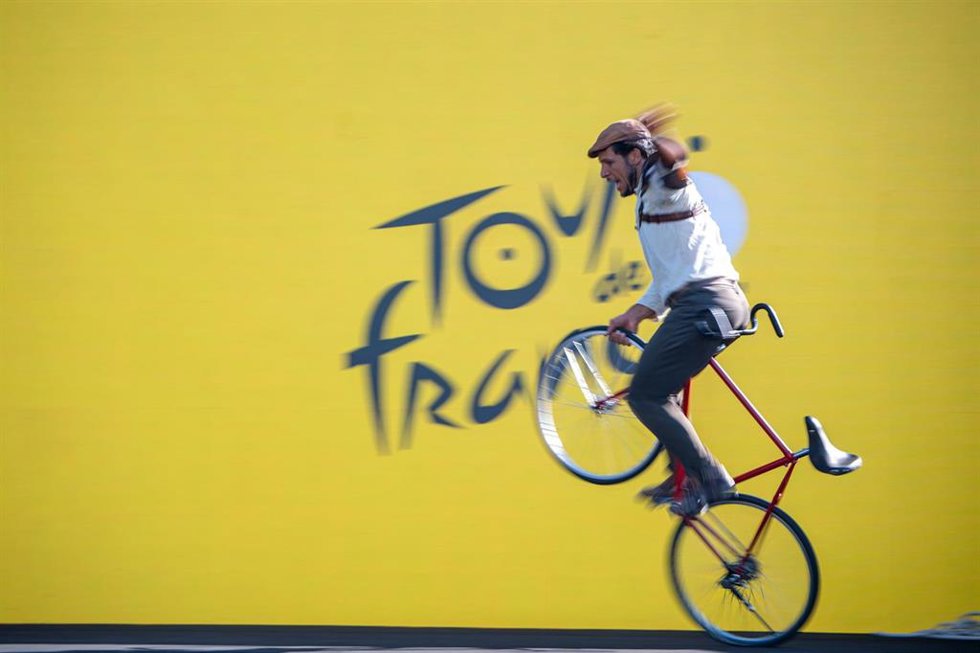 Un ciclista durante la presentación de los equipos del Tour de Francia, en la Sagrada Família, a 2 de julio de 2026, en Barcelona (España).