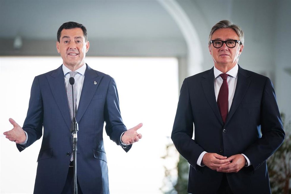 El presidente en funciones de la Junta y candidato del PP-A a la reelección, Juanma Moreno (i), junto al portavoz del grupo parlamentario Vox en Andalucía, Manuel Gavira (d), atiende a los medios tras suscribir el 'Acuerdo de Gobierno y Estabilidad para A