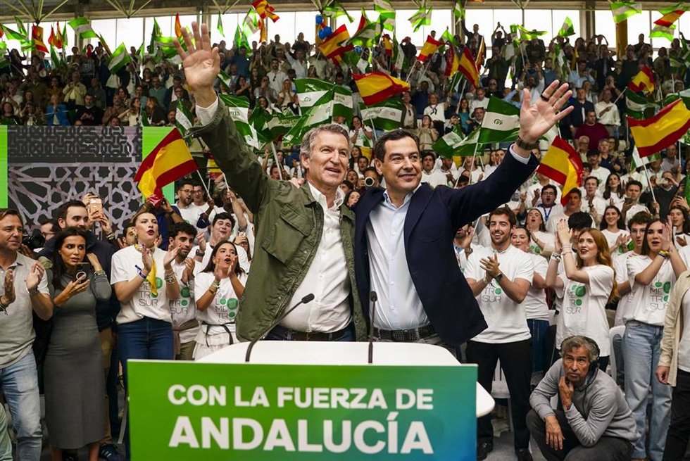 Archivo - El presidente de la Junta, Juanma Moreno, (d) y el presidente del Partido Popular, Alberto Núñez Feijóo, (i) durante un acto de campaña en Málaga (Andalucía, España)., el pasado mes de mayo.