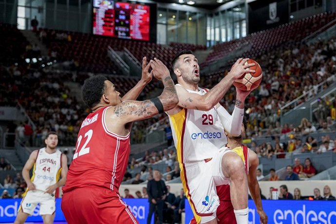 Pierre Oriola, da Espanha, e Jermaine Ballisager Webb, da Dinamarca, em ação durante a partida das eliminatórias da Copa do Mundo de Basquete de 2027 entre Espanha e Dinamarca, disputada na Caja Mágica em 2 de julho de 2026, em Madri, Espanha.