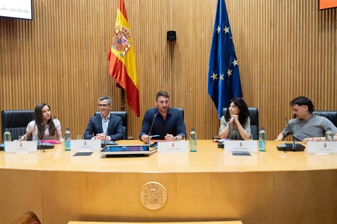La ministra de Igualdad, Ana Redondo, y el ministro de Presidencia, Justicia y Relaciones con las Cortes, Félix Bolaños, y Relaciones con las Cortes, Félix Bolaños durante la Jornada ‘Más orgullo menos odio’ en la Sala Ernest Lluch del Congreso.