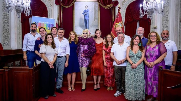 El alcalde de Cádiz, Bruno García, y la concejala de Política de Inclusión y Lgtbi, Virginia Martín, en el acto institucional 'Homenaje para no perder la memoria'.