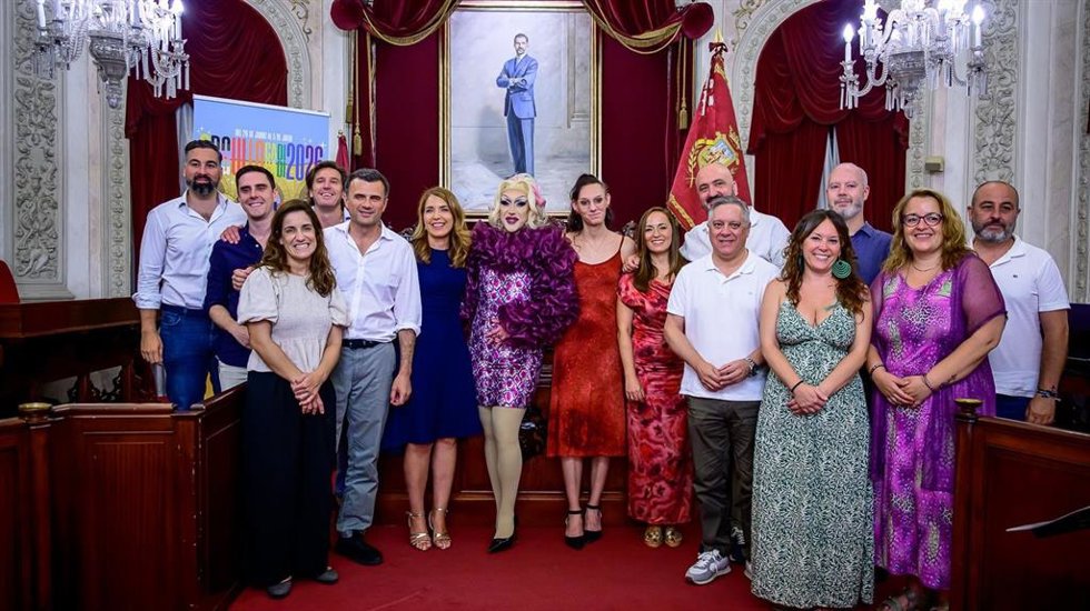 El alcalde de Cádiz, Bruno García, y la concejala de Política de Inclusión y Lgtbi, Virginia Martín, en el acto institucional 'Homenaje para no perder la memoria'.