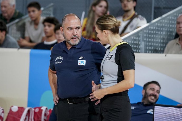 Chus Mateo, técnico da seleção espanhola, durante a partida das eliminatórias da Copa do Mundo de Basquete de 2027 disputada entre a Espanha e a Dinamarca na Caja Mágica, em 2 de julho de 2026, em Madri, Espanha.