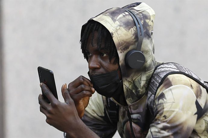 Santiago, 12 de enero de 2022. Un grupo de ciudadanos haitianos entrega una carta dirigida al Presidente de la Republica pidiendo que cesen las expulsiones de inmigrantes y que se respete el derecho a solicitar refugio.  Dragomir Yankovic/Aton Chile