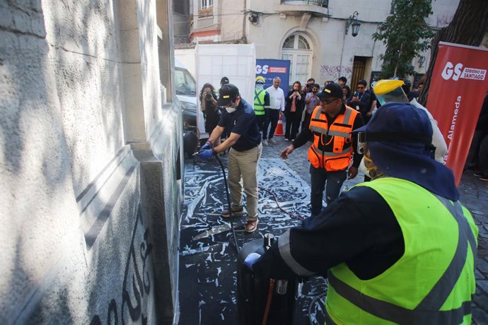 Santiago 1 de abril 2026. El gobernador de Santiago, Claudio Orrego, inicia la limpieza de fachadas en el barrio patrimonial Concha y Toro, acompanado de vecinos y locatarios del sector.  Jonnathan Oyarzun/Aton Chile