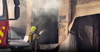 Unos 70 vecinos son realojados en hoteles a causa del incendio en los bajos de un edificio de València