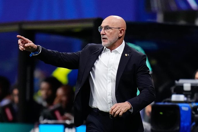 Luis de la Fuente da órdenes durante un partido de la selección española en el Mundial 2026