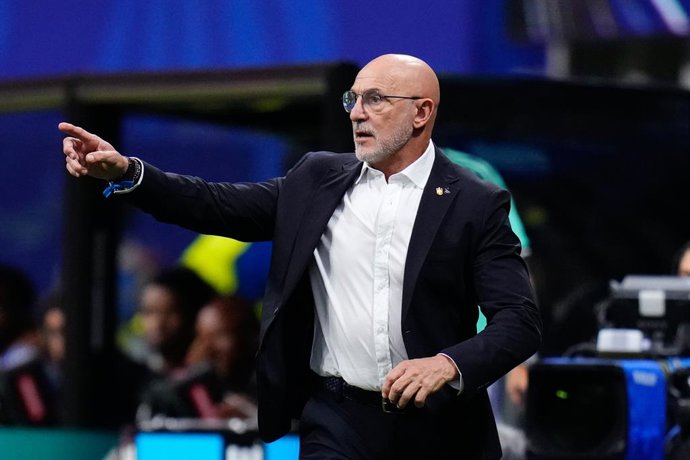 Luis de la Fuente, técnico da Espanha, gesticula durante a partida do Grupo H da Copa do Mundo da FIFA 2026 entre Espanha e Cabo Verde, no Atlanta Stadium, em 15 de junho de 2026, em Atlanta, nos Estados Unidos.