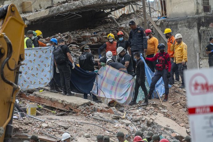 30 de junho de 2026, Caracas, Miranda, Venezuela: Bombeiros, policiais forenses e equipes de resgate estão procurando vítimas no prédio Santa Rita, na paróquia de San Bernardino, em Caracas... Caracas, na Venezuela, foi atingida por dois fortes terremotos