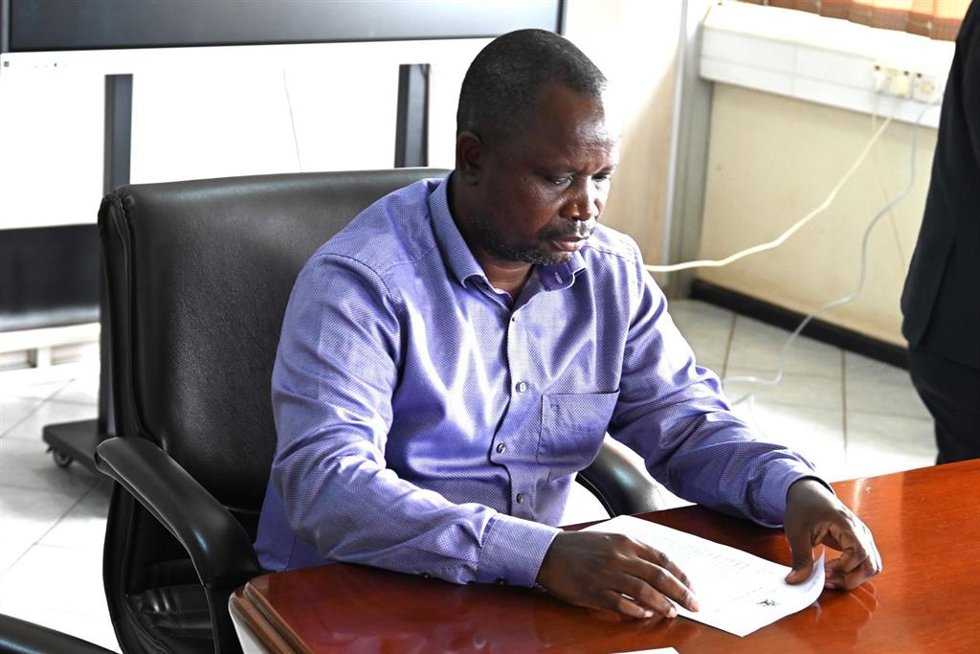 El director de comunicaciones del Parlamento de Uganda, Chris Obore, en una imagen difundida por la Inspección General del Gobierno (IGG), autoridad anticorrupción del Ejecutivo ugandés, tras su detención junto a otros seis altos cargos de la Cámara.