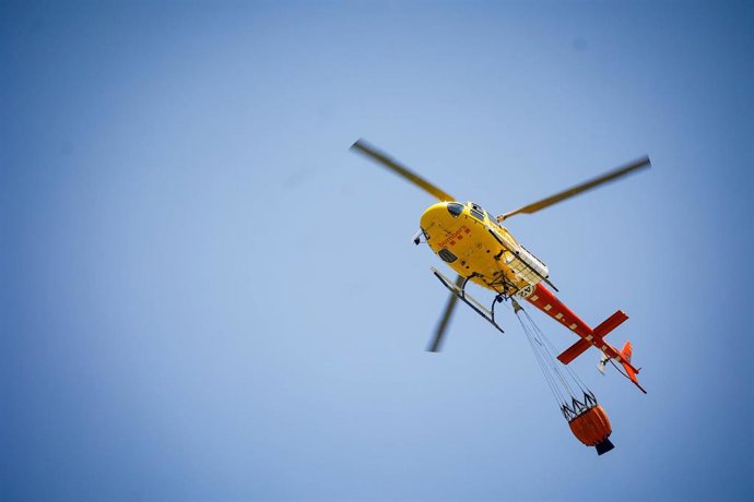 Helicóptero durante un incendio forestal, a 26 de junio de 2026, en Tiana, Barcelona, Catalunya (España). 