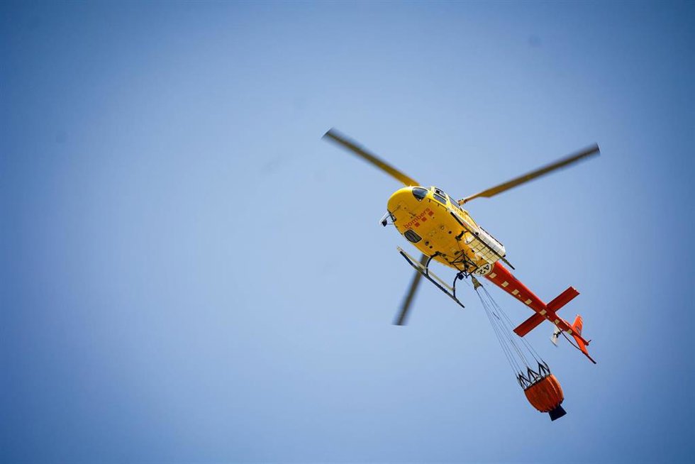 Helicóptero durante un incendio forestal, a 26 de junio de 2026, en Tiana, Barcelona, Catalunya (España). 