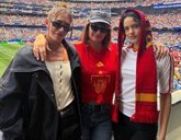 Foto: Rosalía, Penélope Cruz y Javier Bardem, risas, confidencias y bailes en la victoria de La Roja en el Mundial