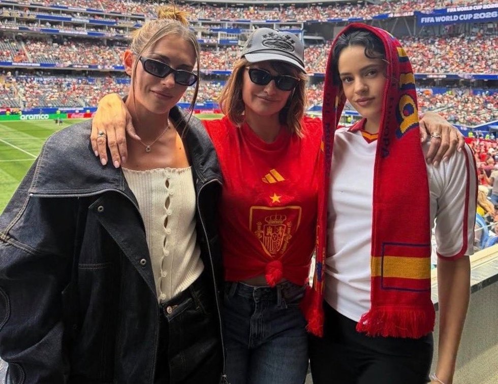 Alexia Putellas, Penélope Cruz y Rosalía, en el partido de dieciseisavos de final del Mundial 2026 entre España y Austria