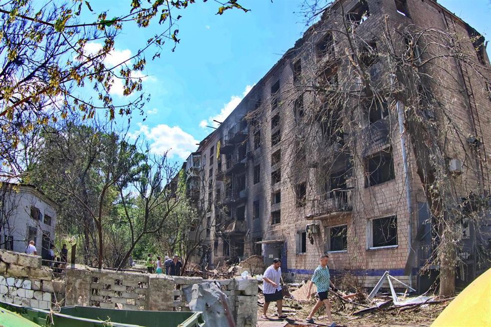 Daños materiales en un edificio alcanzado por una oleada de ataques lanzada por el Ejército de Rusia contra la capital de Ucrania, Kiev (archivo)