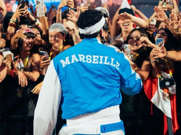 El look más inesperado de Bad Bunny lleva la firma de Jacquemus y ya es historia