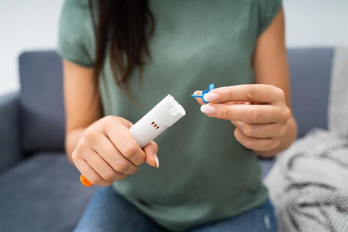 Archivo - Imágenes Busca millones de imágenes y vídeos libres de contenido generado con IA    Buscar por imagen o vídeo Mujer Inyección de epinefrina usando jeringa de autoinyector