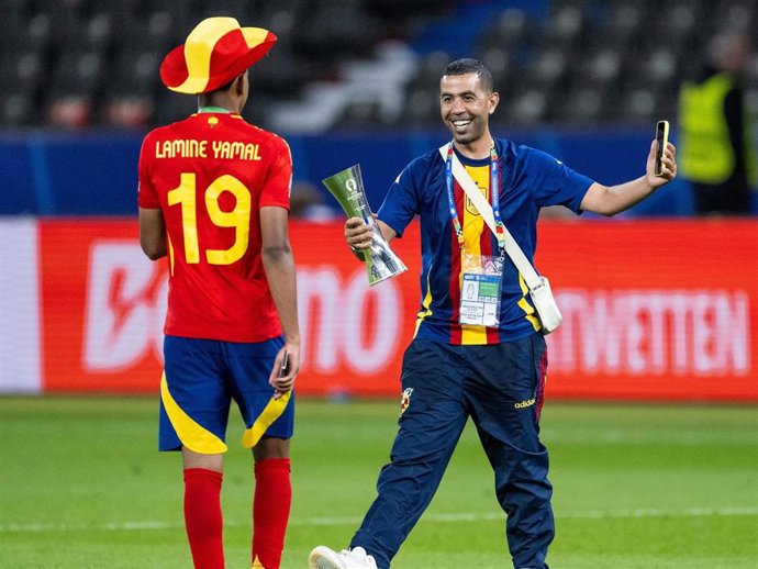 Lamine Yamal y su padre, Mounir, en la celebración de la Eurocopa en 2024