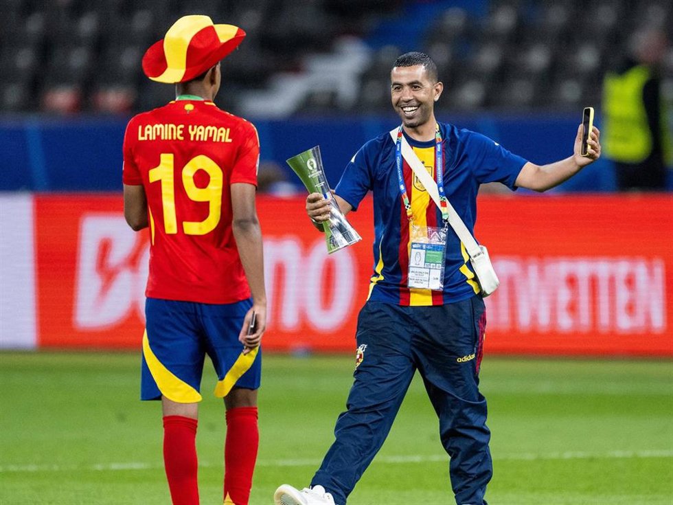Lamine Yamal y su padre, Mounir, en la celebración de la Eurocopa en 2024