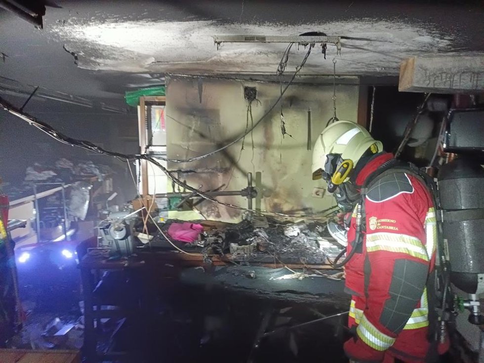 Bomberos sofocan un incendio en un comercio de Santoña