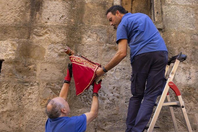 Trabajadores del Ayuntamiento de Pamplona retiran la imagen de San Fermín de la hornacina de Santo Domingo.