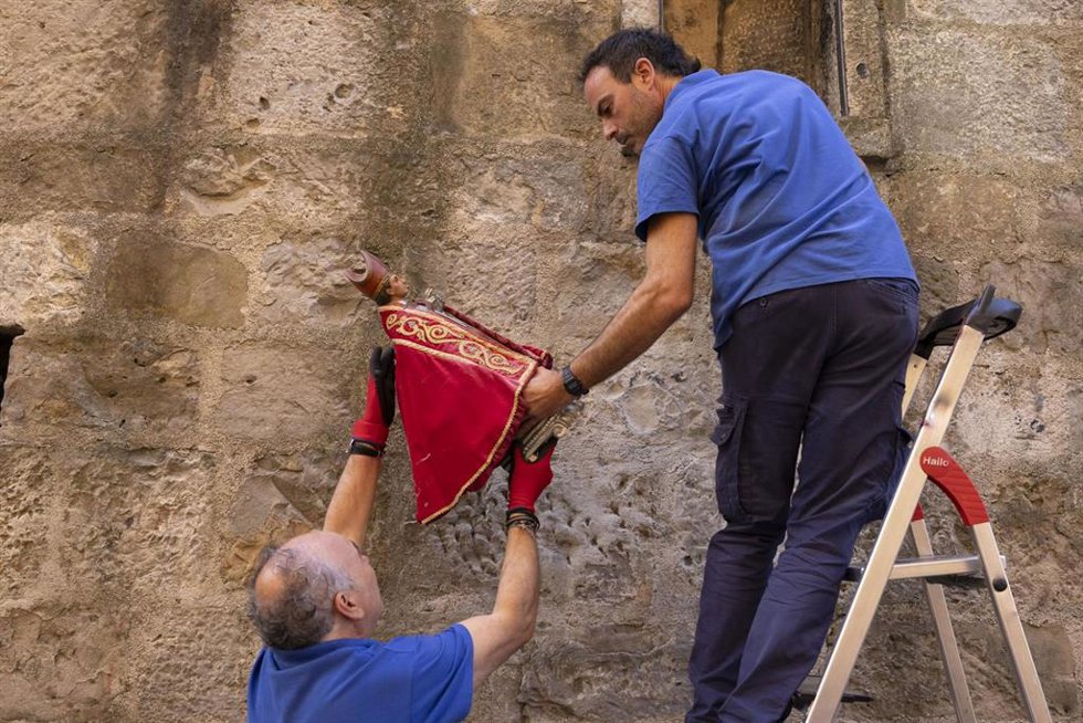 Trabajadores del Ayuntamiento de Pamplona retiran la imagen de San Fermín de la hornacina de Santo Domingo.