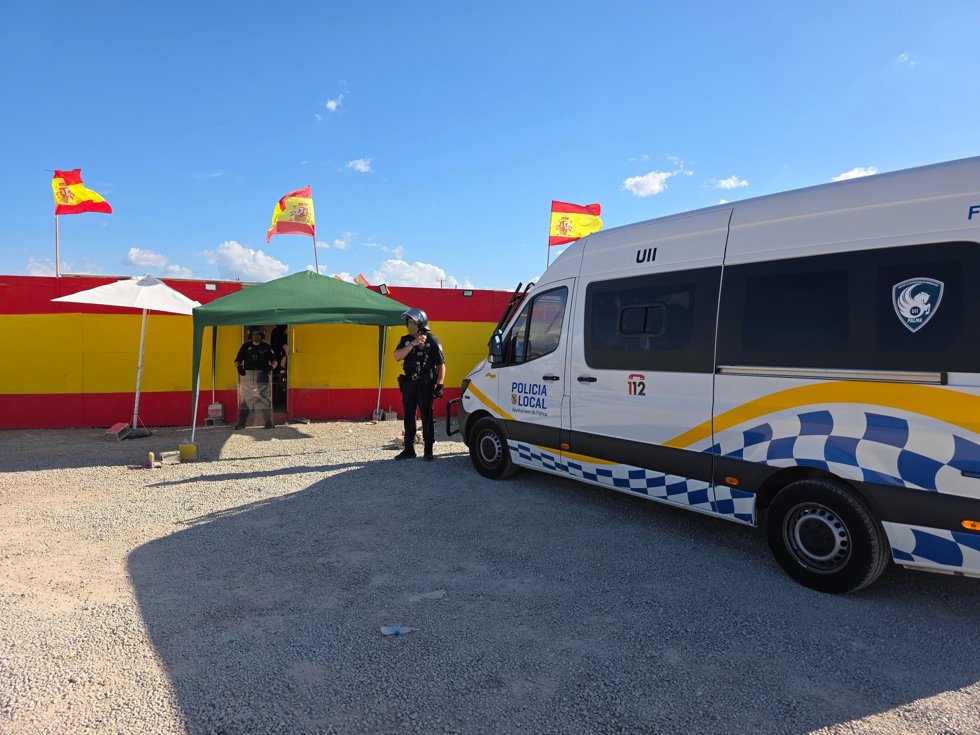 Policía Nacional y Policía Local en un operativo conjunto en el poblado de Son Banya