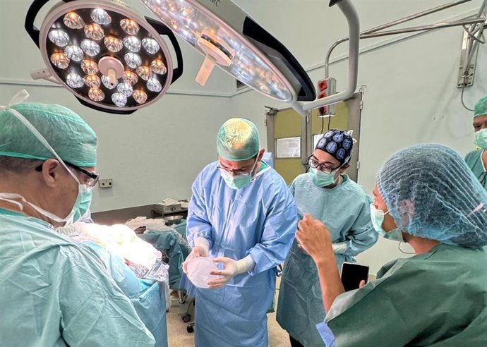 El Materno Infantil realiza una operación pionera en una paciente neonatal de un mes y tres kilos de peso
