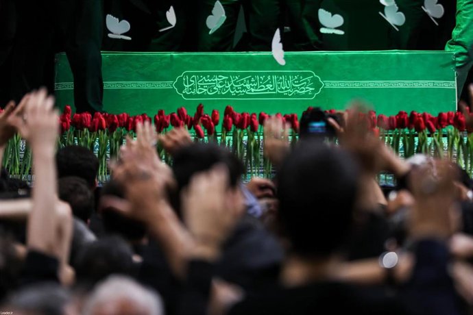 Acto de conmemoración por el antiguo líder supremo de Irán, el ayatolá Alí Jamenei, cerca de la Huseiniya Imam Jomeini de la capital, Teherán (archivo)