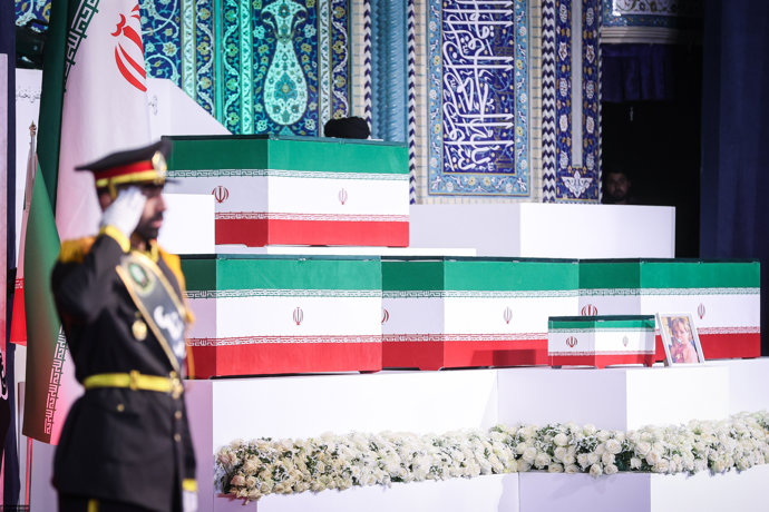 Los féretros del fallecido líder supremo de Irán, Ali Jamenei, y de sus familiares en la Gran Mosalla de Teherán 