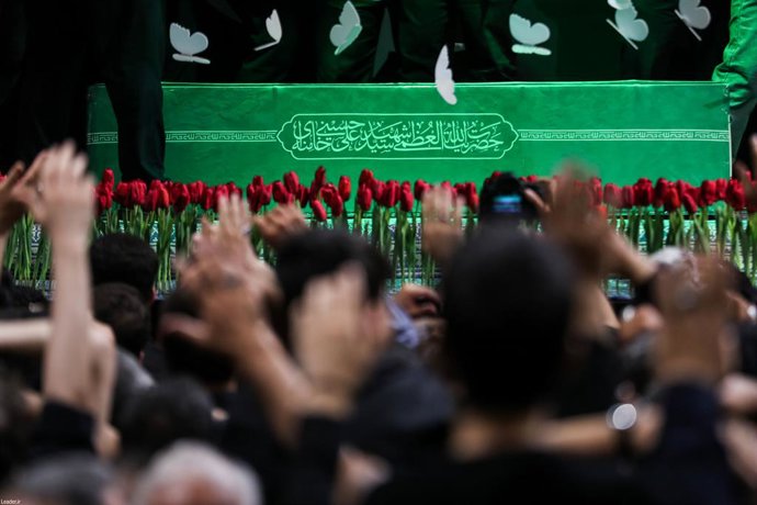 2 de julho de 2026, Teerã, Irã: Pessoas em luto se reúnem ao redor do caixão do falecido Líder Supremo do Irã, o aiatolá Ali Khamenei, durante uma cerimônia de despedida realizada ao lado da Hussainiya do Imã Khomeini, em Teerã, Irã, em 2 de julho de 2026