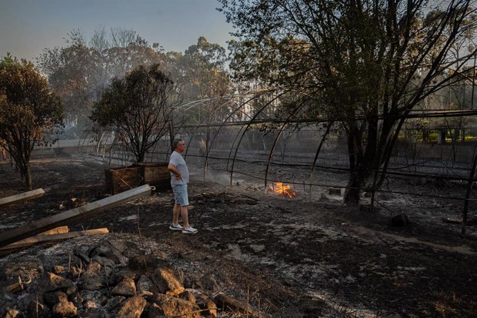 Vecinos de Cambados durante  las tareas de extinción de un incendio forestal, a 2 de julio de 2026, en el límite entre los municipios de Vilanova de Arousa y Cambados, Pontevedra, Galicia-