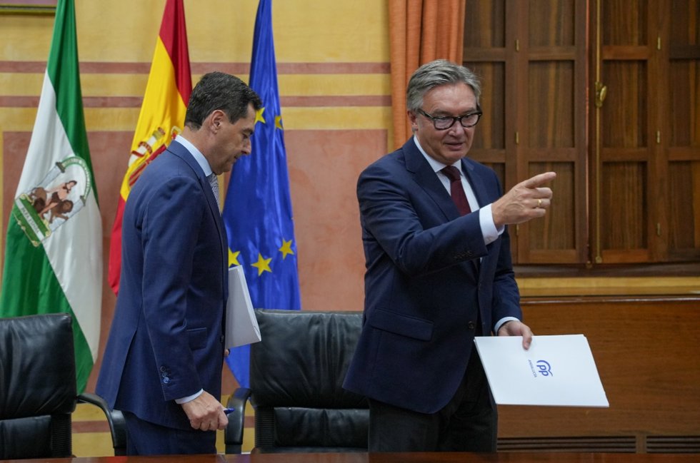 Juanma Moreno y Manuel Gavira tras la firma del acuerdo de gobierno para los próximos cuatro años en Andalucía.