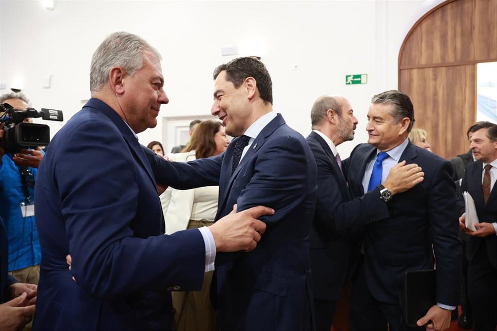 El presidente en funciones de la Junta, Juanma Moreno, y el alcalde de Sevilla, José Luis Sanz. 